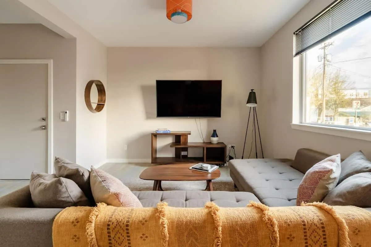 The Mid-Century Cabin In Portland - Thrift & Eat Apartment
