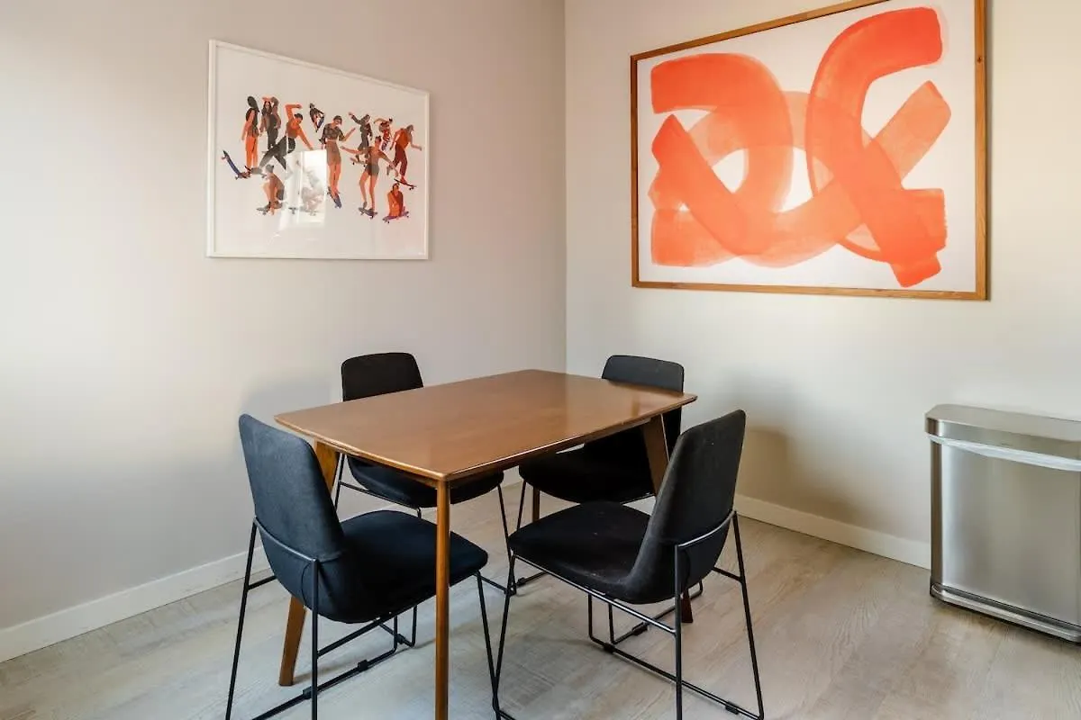 The Mid-Century Cabin In Portland - Thrift & Eat Apartment